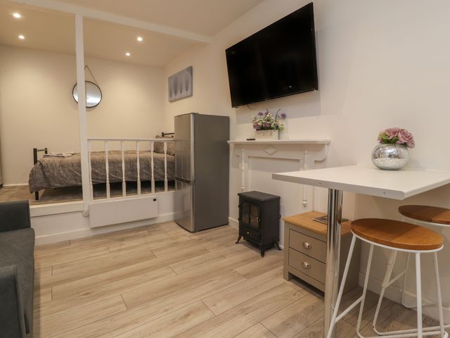 Basement Flat 43 - 1151886 - photo 4