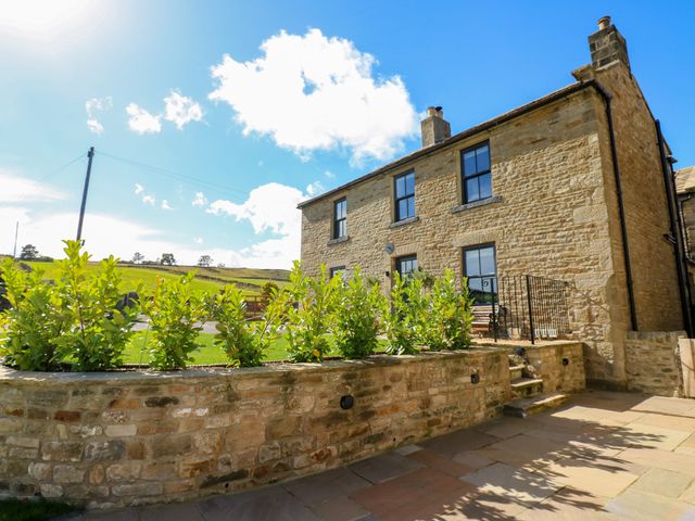 A house with garden and stairs at Eastfield Farm in Mickleton, Teesdale