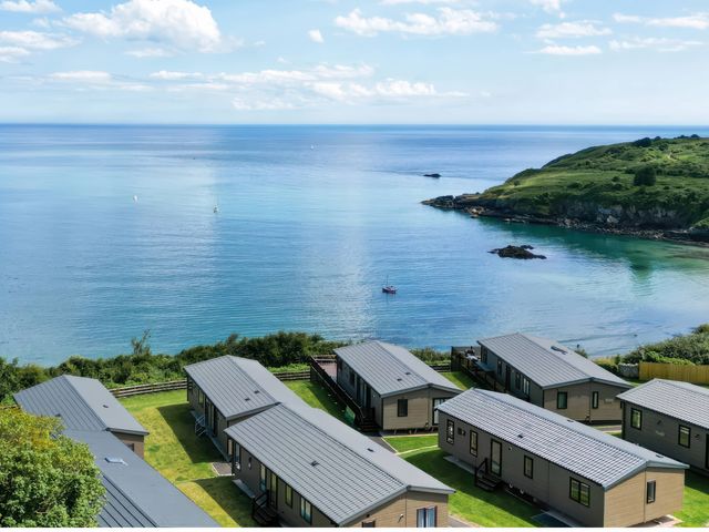 A view of mobile homes next to the sea at Lodge 58 at Riviera Bay Coastal Retreat Brixham