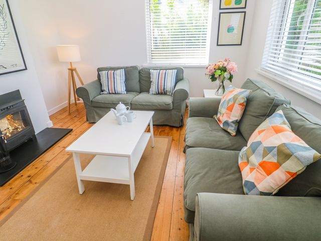 A living room with sofas and a coffee table at Bod A Quinte in Carbis Bay