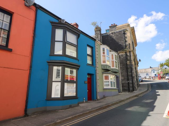 A street view with colorful houses in Narberth at Suffolk House