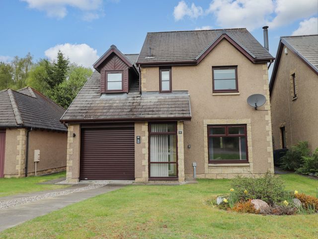 A house with a garage and garden at 6 Carn Dearg in Aviemore