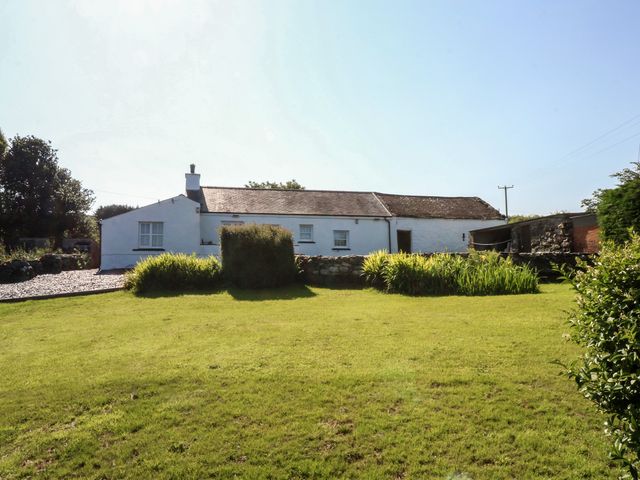 A cottage with garden and grass area at Tan Y Merddyn in Ceunant near Llanrug
