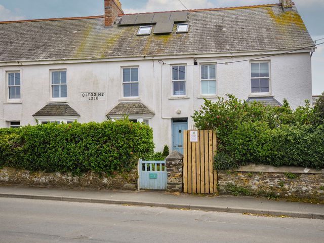 A house with a gate and hedge at 2 Glyddins 1910 in Rock