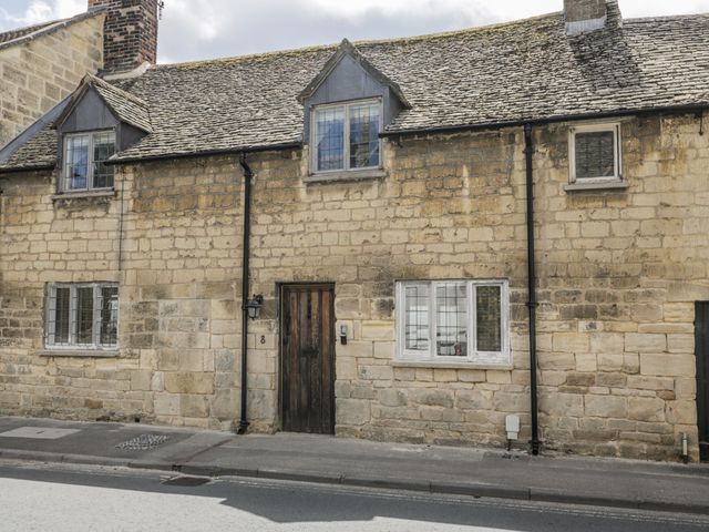 A house with stone walls and windows at 8 Gloucester Street