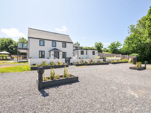 A house with garden and parking area at Boathyde Northam