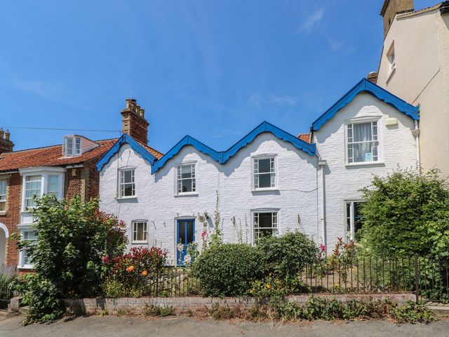 A house with a garden in front at Iona Cottage Southwold