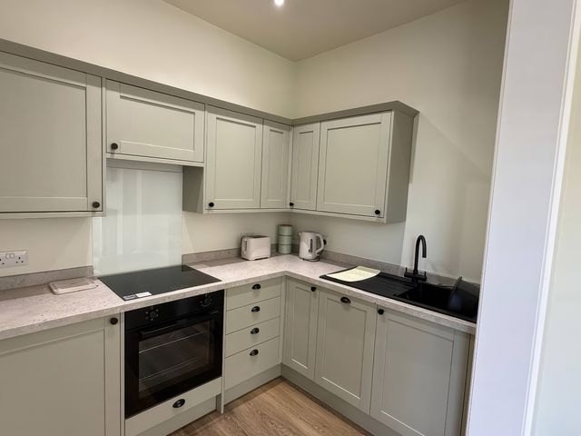 Holt Hall - Ground Floor Apartment - 1161643 - photo 4