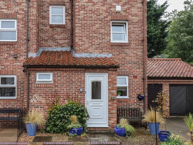 New Tower House- 10 Pear Tree Court - 1162174 - photo 3