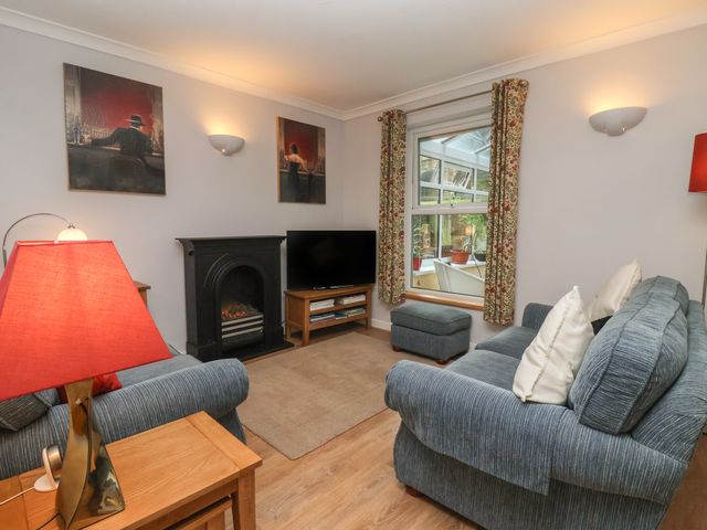 New Tower House- 10 Pear Tree Court - 1162174 - photo 4