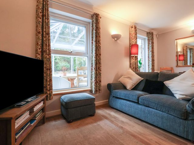 New Tower House- 10 Pear Tree Court - 1162174 - photo 5