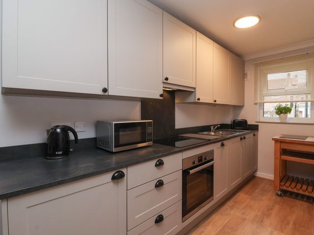 New Tower House- 10 Pear Tree Court - 1162174 - photo 4