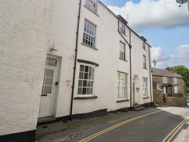 A building on a street at Unicorn Cottage