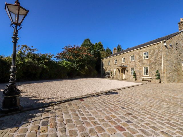 A house with a lamp post and gravel driveway at Laithe House in Cliviger