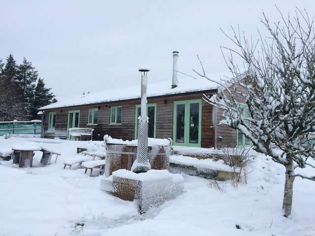A house with a deck and snow at Smugglers Bodmin Moor, St Breward near St Tudy