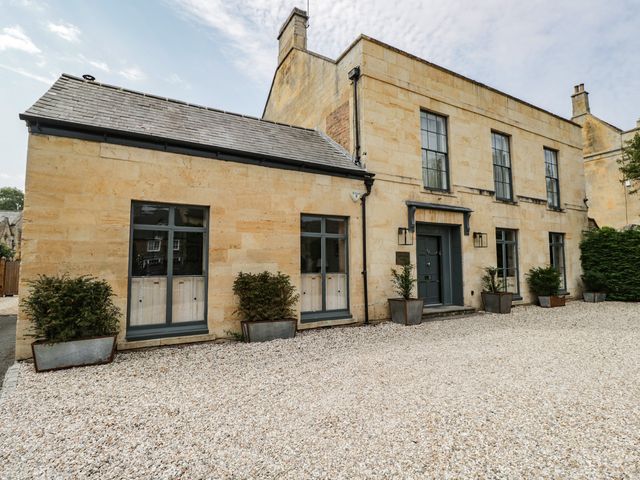 A house with windows and gravel in front at Cotswold House Moreton-In-Marsh