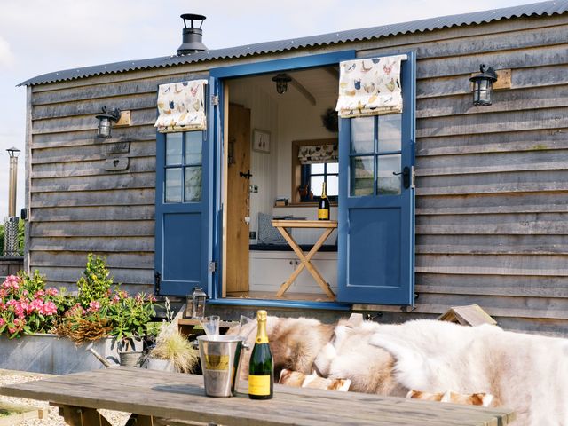 Lillie's Shepherds Hut at Shepherds Lodge Retreat and Wellness - 1165646 - photo 2