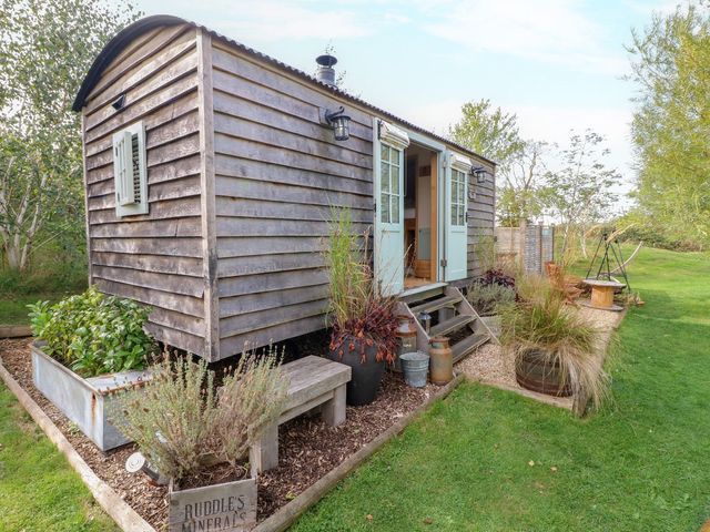 Herbie's Shepherds Hut at Shepherds Lodge Retreat and Wellness - 1165648 - photo 2