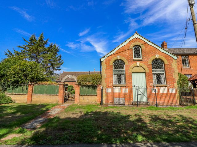A house with a fence and gate at The Chapel in Northwood, Isle Of Wight