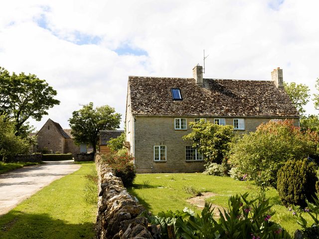 A house with garden and stone wall at Stable Cottage in Lechlade-On-Thames