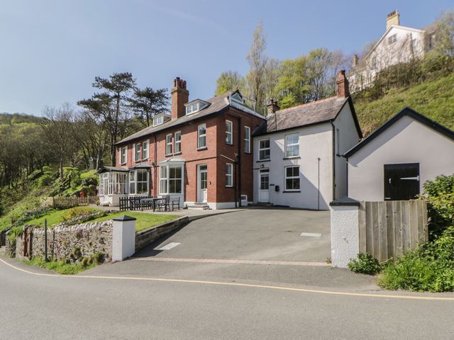 A house with windows and a driveway at Brynmorfa Llandysul