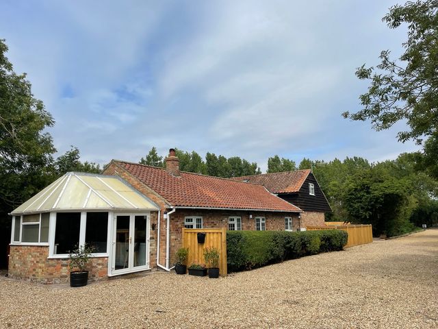 A cottage with a conservatory and garden at Wood Farm Cottage near Stickney near East Kirkby