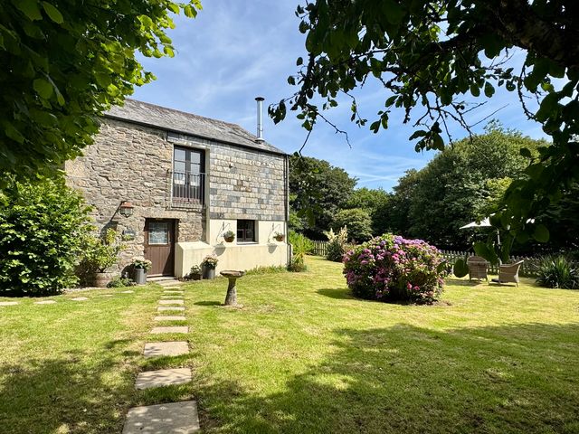 A house with a garden and pathway at The Mill in Lostwithiel