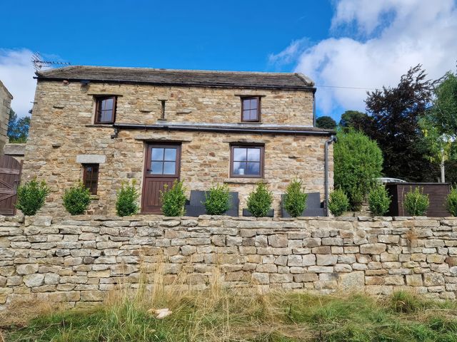 A stone cabin with plants at Nick Jone in Reeth