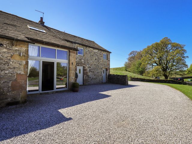 An exterior view of a house with a gravel driveway at Fogga Croft in Gargrave