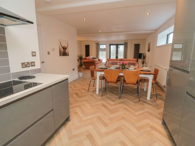 An open-plan living area with a kitchen and dining area at Harvest Cottage 1 in Berwick-upon-Tweed