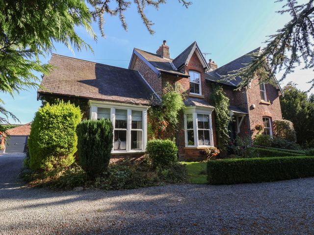 A house with a gravel driveway and garden at Ten Gables in Driffield