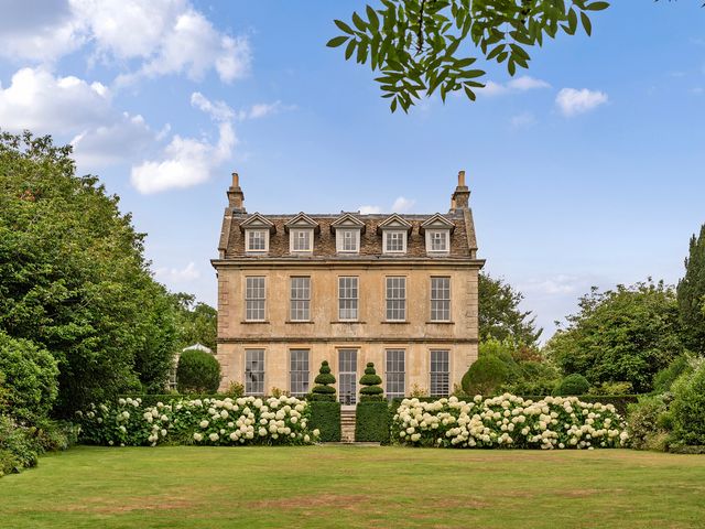 A house with a garden at Batheaston House in Batheaston