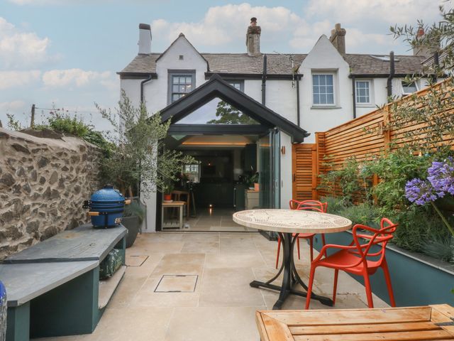 A garden area with table and chairs at Hilltop Cottage in Conwy