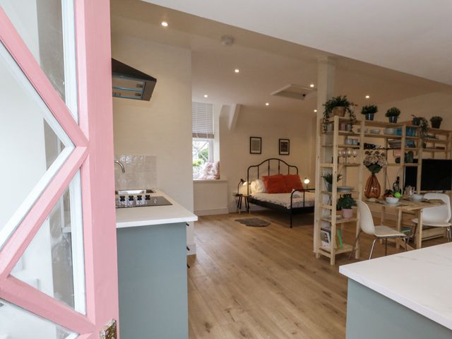 A studio with kitchen and bed at Sea Pink Studio in Swanage