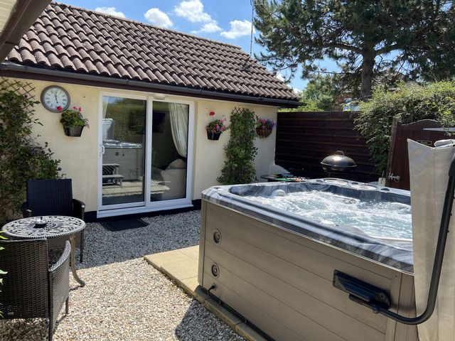 An outdoor area with a hot tub and seating at Sunnyside in Goxhill near Barrow-Upon-Humber