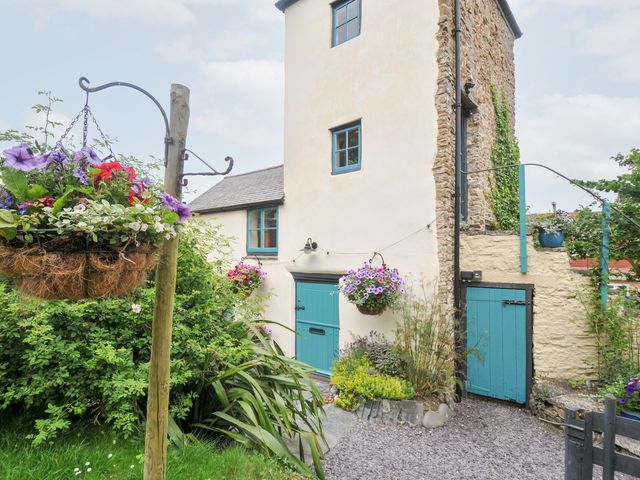 An outdoor area with hanging plants and a blue door at Tadworthy Tower in Northam