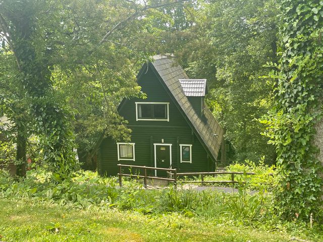 A house surrounded by trees and grass at Tor View Finlakes Holiday Park near Chudleigh