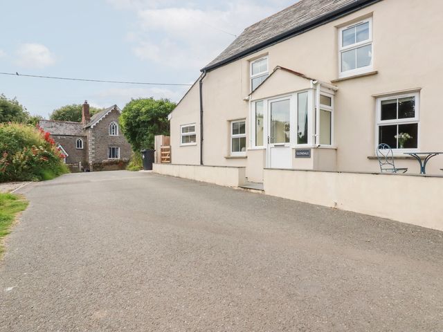 A house with a pathway and table with chairs at Glendale in Port Isaac