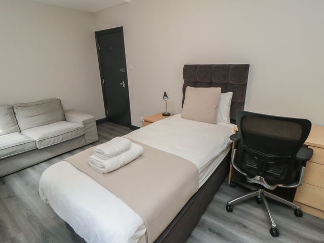The Newborough Apartment 1 - 1173102 - photo 5