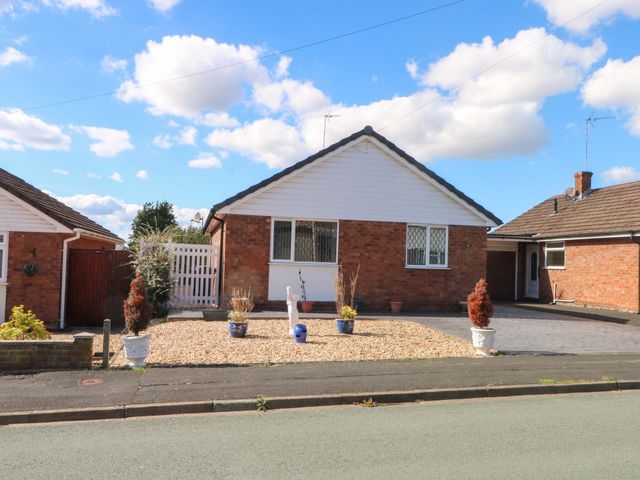 A house with a gravel driveway and plants at The Warren in Chester