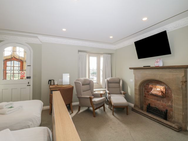 Harcombe House Rooms Accessible Ground Floor Twin - 1173353 - photo 5