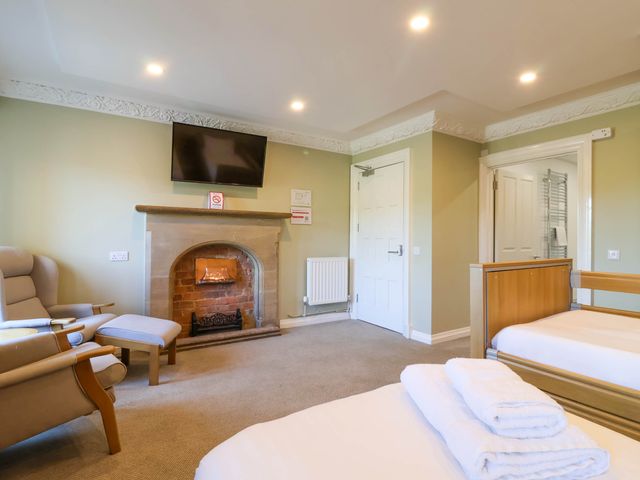 Harcombe House Rooms Accessible Ground Floor Twin - 1173353 - photo 4