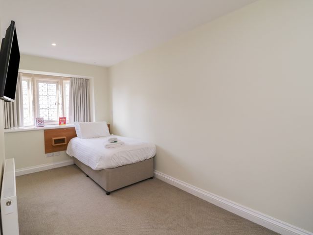 Harcombe House Rooms - First Floor Single - 1173367 - photo 4