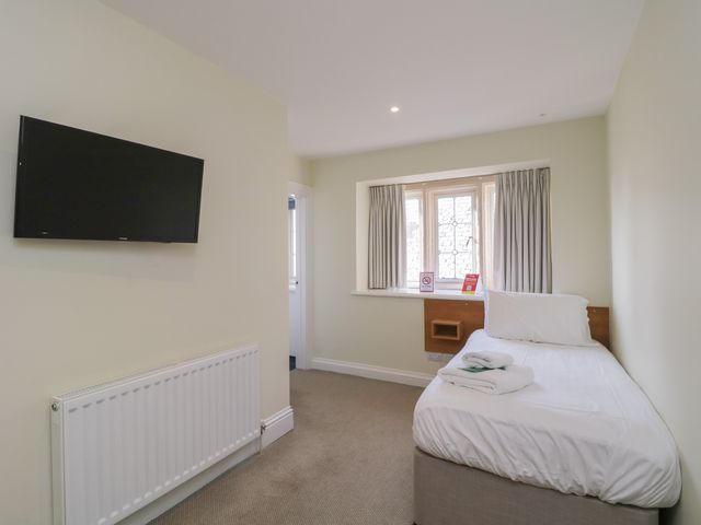 Harcombe House Rooms - First Floor Single - 1173367 - photo 3