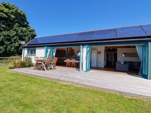 An outdoor area with a table and chairs at Little Chywoon Barn in Truro