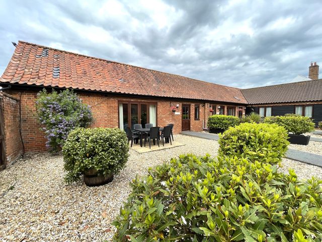 A garden with outdoor furniture and plants at Beechwood in Wood Norton near Foulsham