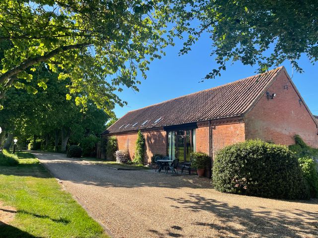 A building with windows and a gravel path at Pear Tree in Wood Norton