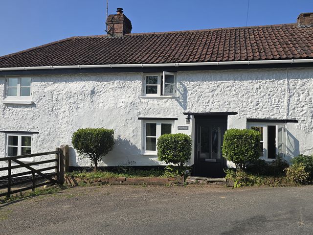 A house with hedges and a pathway at Picket Mead Southleigh near Colyton