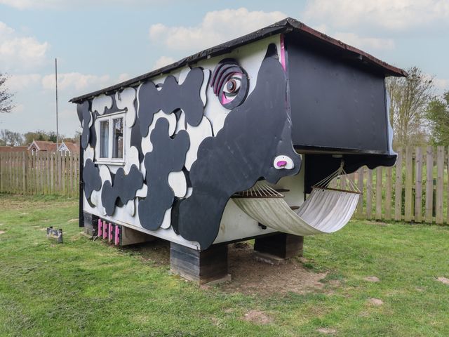 Buttercup (Cow Shed 3) - 1174328 - photo 1