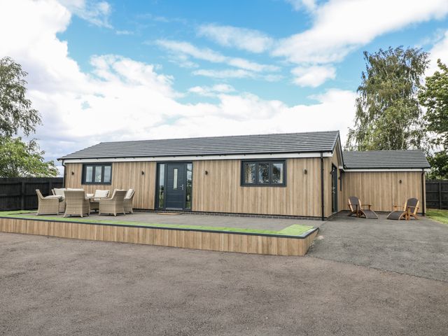 A house with seating area in front at Fields View Edingale near Alrewas